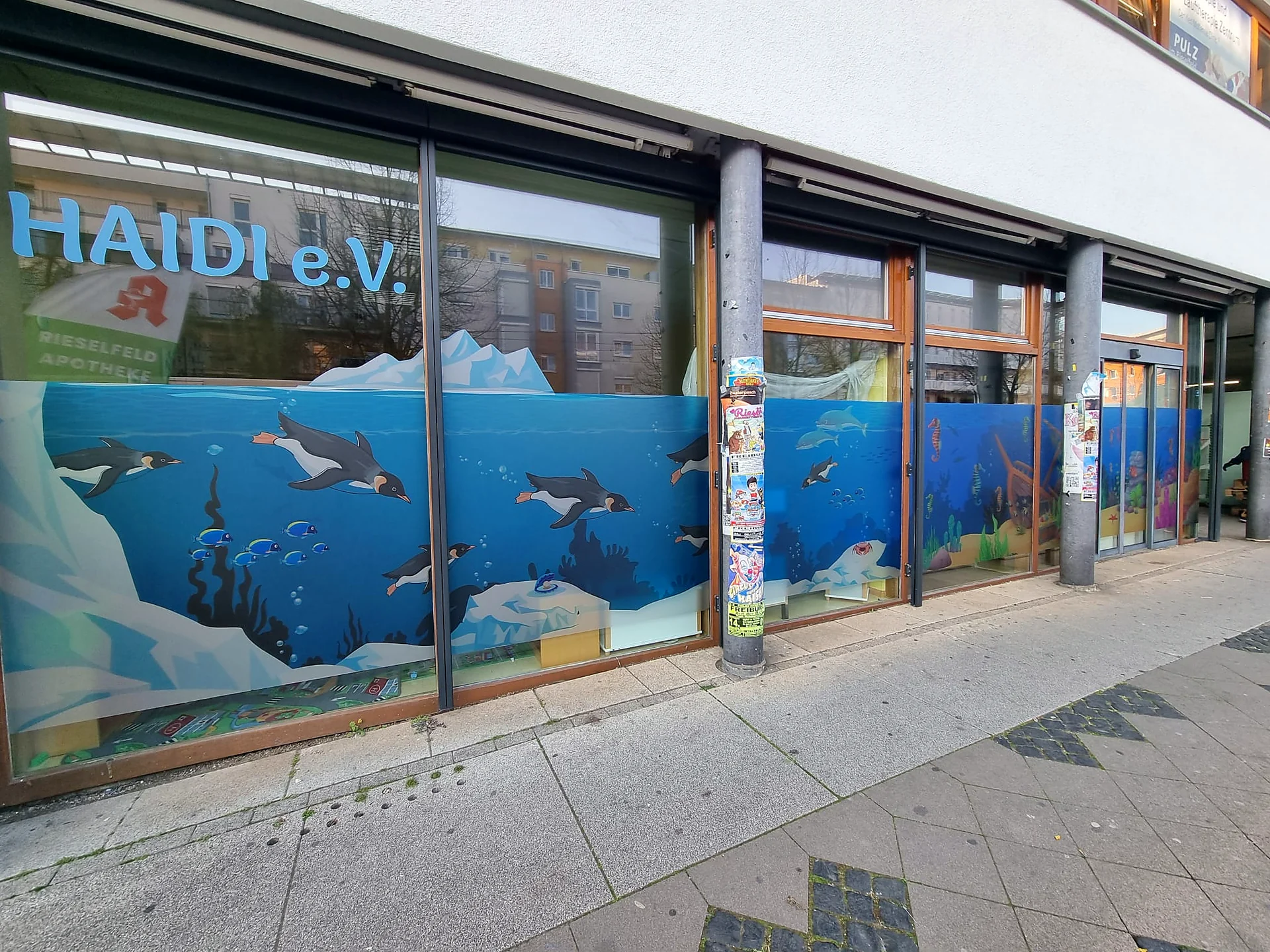 Fenstergestaltung mit Pinguinen und Meeresmotiven