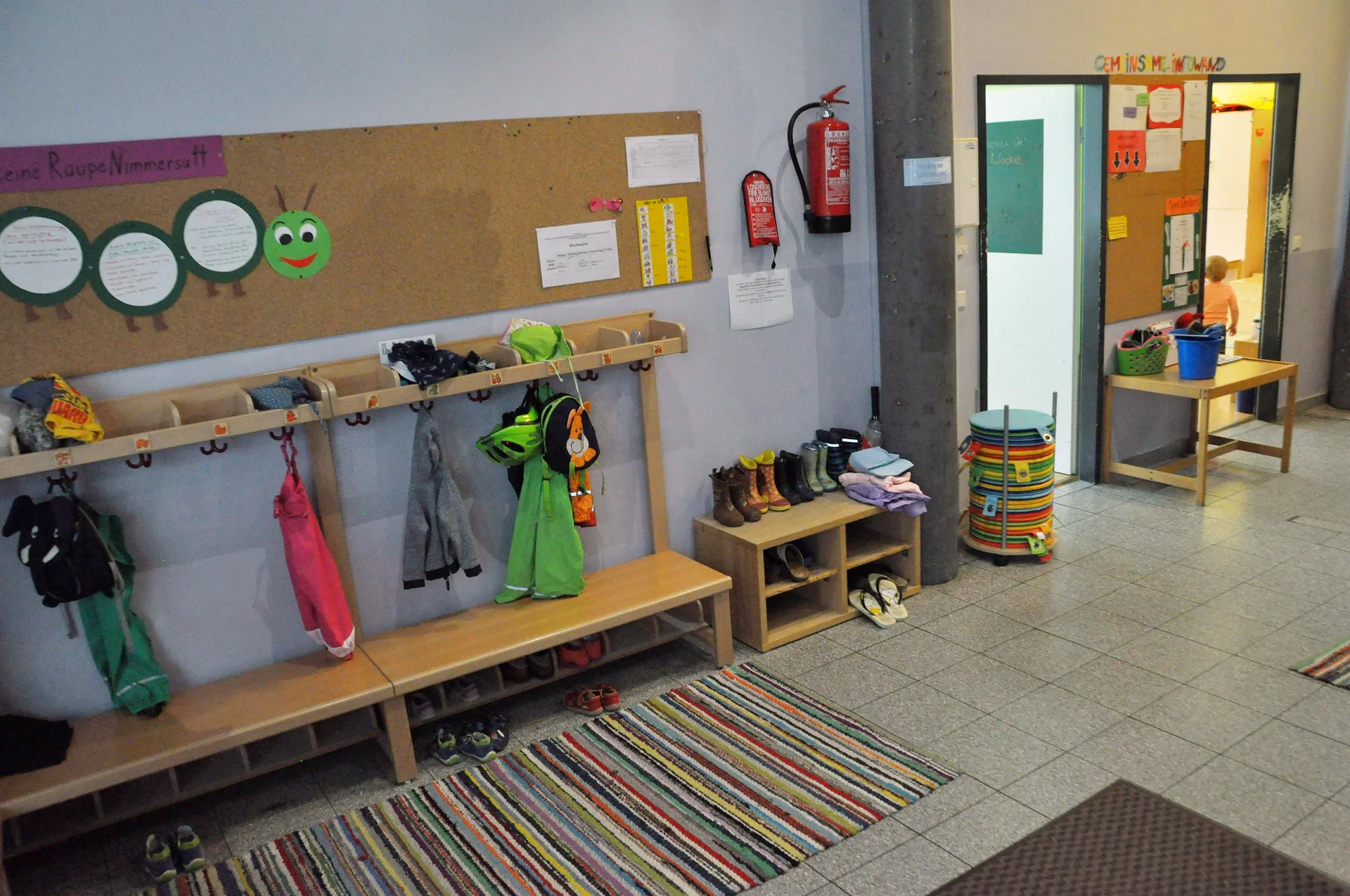 Kindgerechte Garderobe im Eingangsbereich