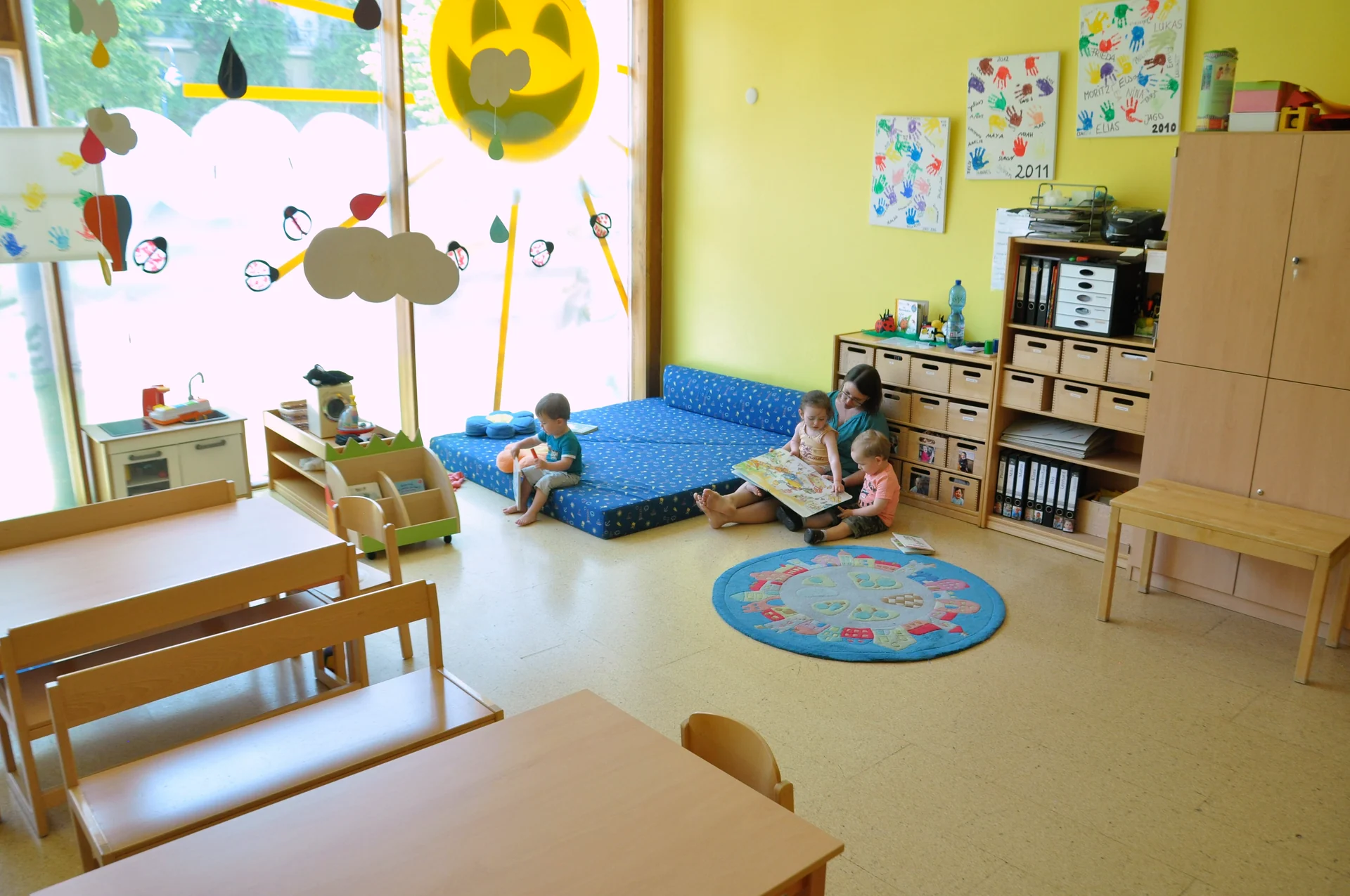 Heller Gruppenraum der Kindergruppe HAIDI