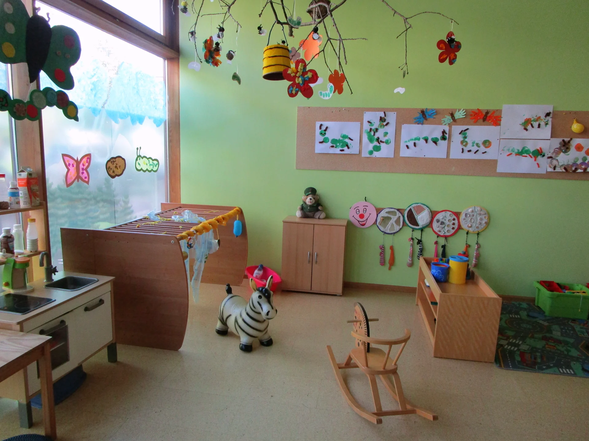 Bunter Spielbereich mit kindgerechten Materialien